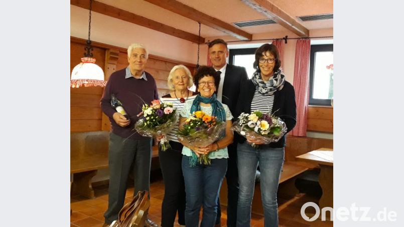 Der Vorstand des Wirtschaftsschul-Fördervereins ist erneut gewählt (von links) Klaus Hundhammer (Zweiter Vorsitzender), Karin Schwarz (Vorsitzende), Marianne Rössler (Schatzmeisterin), Thomas Reitmeier (Schulleiter) und Ursula Soderer (Schriftführerin). Bild: exb