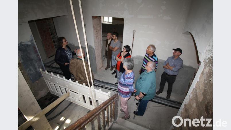 Vor dem einstigen &quot;Klubraum&quot; erklärte Bürgermeisterin Carmen Pepiuk (links) die künftige Raumnutzung im ersten Stock des einstigen &quot;Memory&quot;, das ab November als stationäre Jugendbetreuungseinrichtung genutzt wird. Bild: bjp Bild: bjp