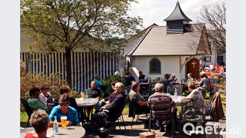 Nach dem Festgottesdienst blieben viele Gäste noch in Theisseil und genossen einige gemütliche Stunden. Bild: zer