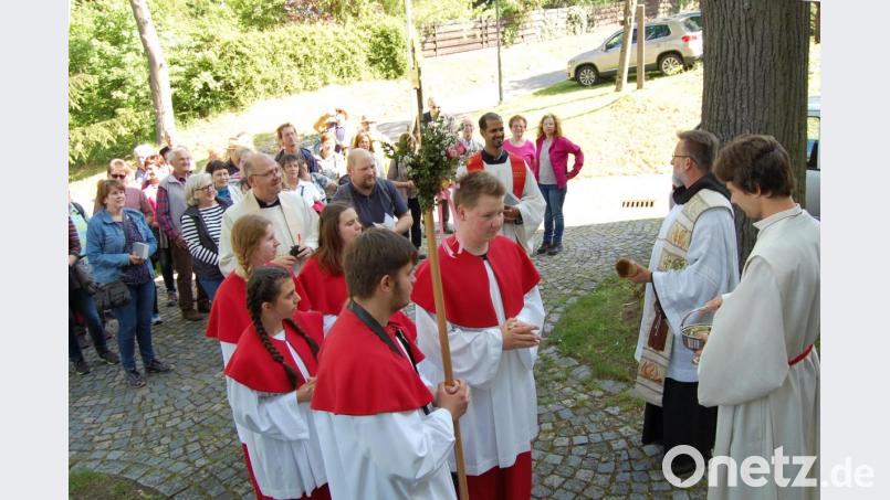 An der Felixkirche werden die Pilger aus St. Konrad in Weiden in Empfang genommen. Bild: sm