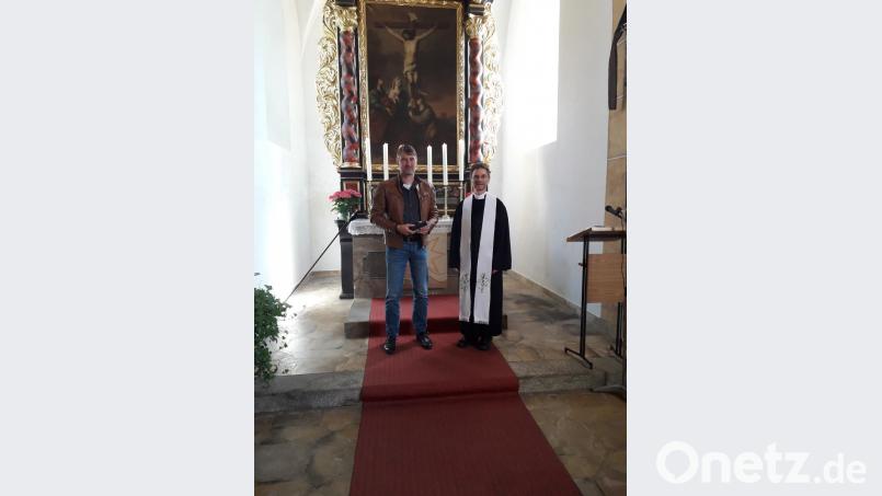 Pfarrer Andreas Ruhs (rechts) führt Wolfgang Janner (links) als Mesner ins Amt eint. Bild: sei
