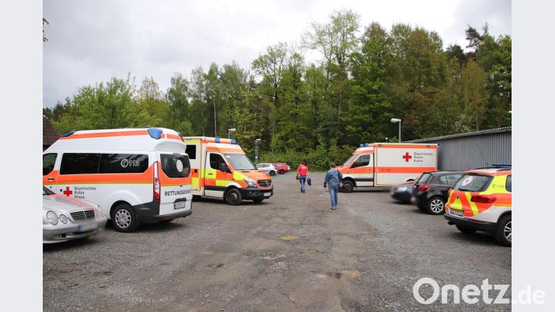 Rettungsdienst im Bereitstellungsraum. Bild: jma
