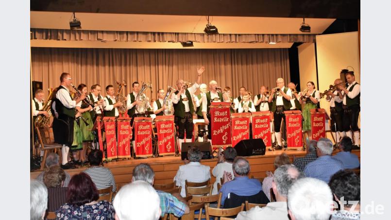 Die Musikkapelle Dießfurt erinnert mit ihrem Konzert an den König der Blasmusik, Ernst Mosch. Bild: whw