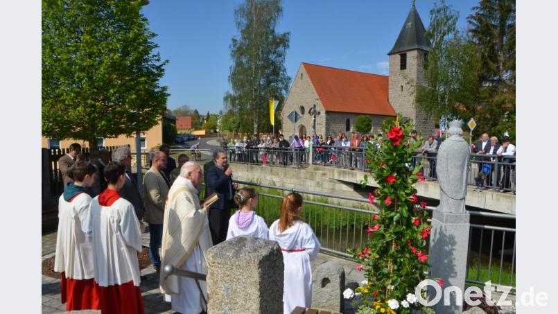 Kaimling erlebte mit der Segnung der Nepomuk-Statue und der Umfeldgestaltung an der Dorfkirche einen wunderschönen Tag, der nicht malerischer hätte sein können, denn auch Petrus schickte Sonnenstrahlen und einen blauen Himmel. Bild: dob