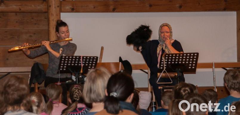 Heike Karin Teubl und Magdalena Weigert begeisterten die kleinen und großen Zuhörer mit einer musikalischen Reise durch die Abenteuer der kleinen Hexe. Bild: rpp