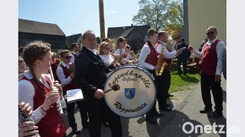 Die Jugendkapelle Roggenstein, unter Leitung von Kapellmeister Josef Wolfrath spielte auch bei der weltlichen Feier am alten Schulhaus zünftig auf. Bild: dob