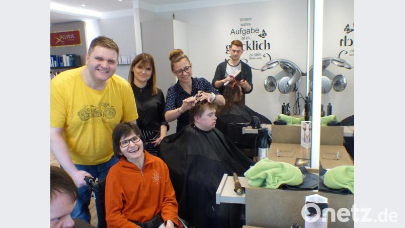 Erika Wagner (Vierte von links), ihre Mitarbeiter Hannah Bauer (Dritte von links) und Matthias Deschinger (rechts) erfüllten alle Stylingwünsche. Wolfgang (links) und Annemarie (Zweite von links) freuen sich über ihren neuen Haarschnitt. Bild: cv