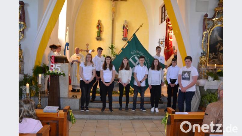 Pfarrer Josef Most hielt den Festgottesdienst zum 35. Gründungsjubiläum der KLJB Tröbes in der Ortskirche St. Johannes und freute sich mit den Jugendlichen. Bild: gi