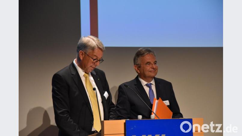 Rolf-Michael Müller (links) übergab am Dienstag in Selb den Vorsitz im Verband der keramischen Industrie an Joachim Heym. Bild: Alexander Pausch