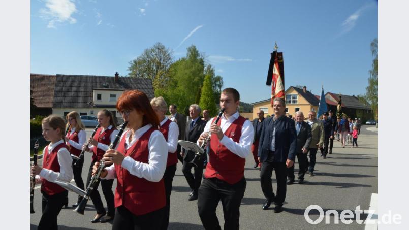 Nach den Segnungsfeierlichkeiten reihten sich die Vereins- und Fahnenabordnungen wieder hinter der Blaskapelle Roggenstein ein und zogen zum alten Schulhaus. Bild: dob