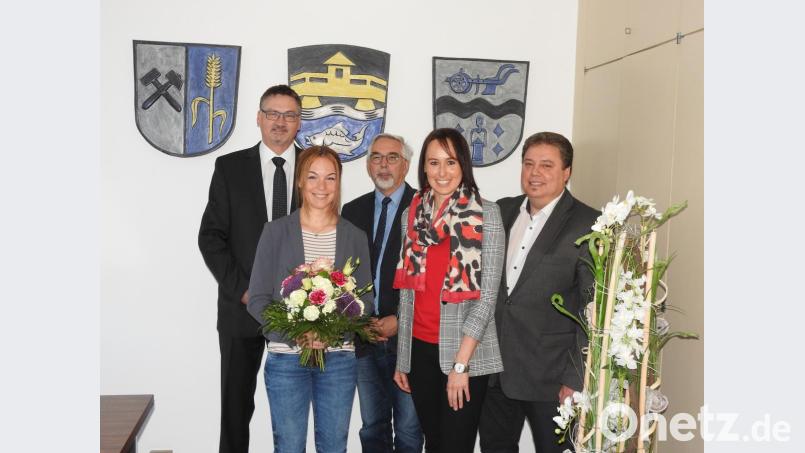 An der politischen Spitze der Verwaltungsgemeinschaft Schwarzenfeld stehen mit den Bürgermeistern Prechtl, Rodde und Gradl (von links) drei Männer, die Arbeit der Verwaltung wird von zwei Frauen geleitet: Kathrin Schwarz (rechts) und ihre neue Stellvertreterin Lena Baumeister (mit Blumen). Schwarz ist seit Mai 2017 Geschäftsstellenleiterin der Verwaltungsgemeinschaft, Baumeister steht ihr seit Mai 2019 zur Seite. Bild: exb