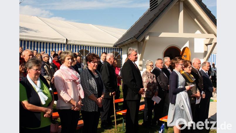 Viele Gläubige besuchten den Gottesdienst in Theisseil. Bild: zer