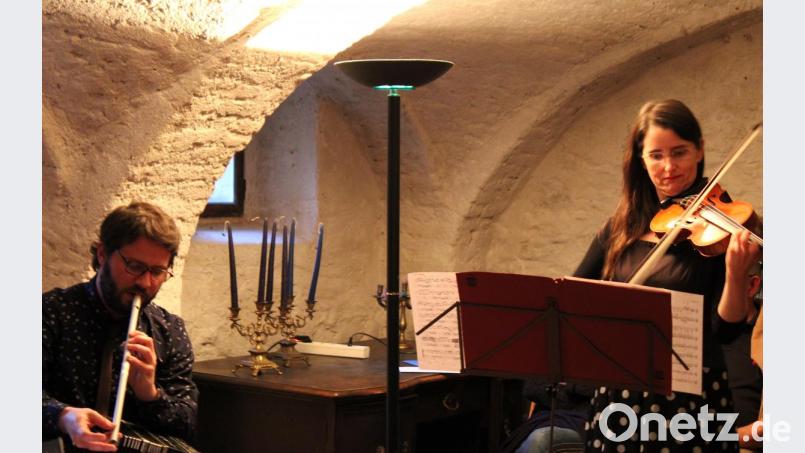 Matías Gonzales und Susanne Hofmann spielten im Zuge des 12. Oberpfälzer Tango-Festivals als &quot;Duo Fracanapa&quot; im Stallgewölbe der Kaffeerösterei Leo Bäumler. Bild: kar