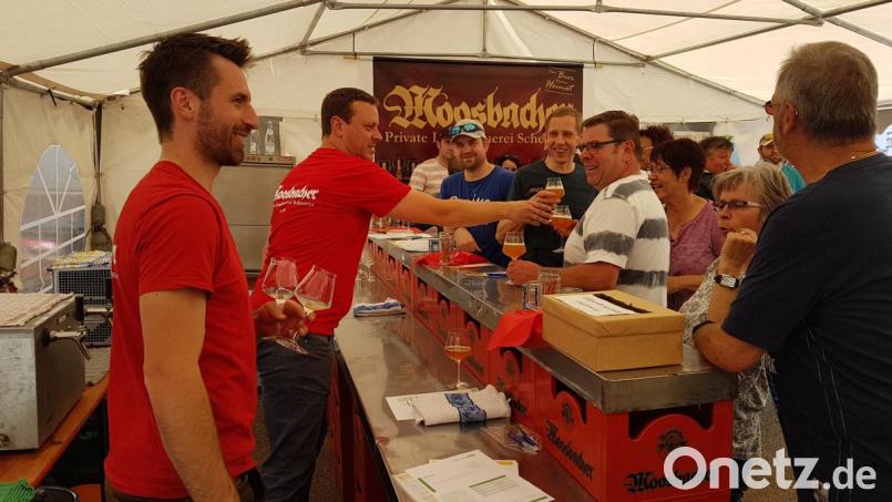 Die Landbrauerei Scheuerer lud zum Biertesten ein und viele kamen. Brauerei-Juniorchef Uli Scheuerer (links) hieß alle willkommen. Bild: gi