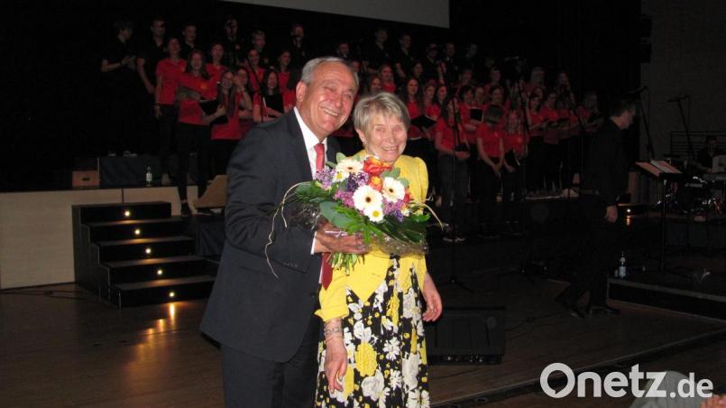 Oberbürgermeister Kurt Seggewiß (links) dankt Renate Freuding-Spintler (rechts) mit Blumen für ihr Engagement für das Hilfswerk &quot;Adventslicht&quot;. Bild: sei
