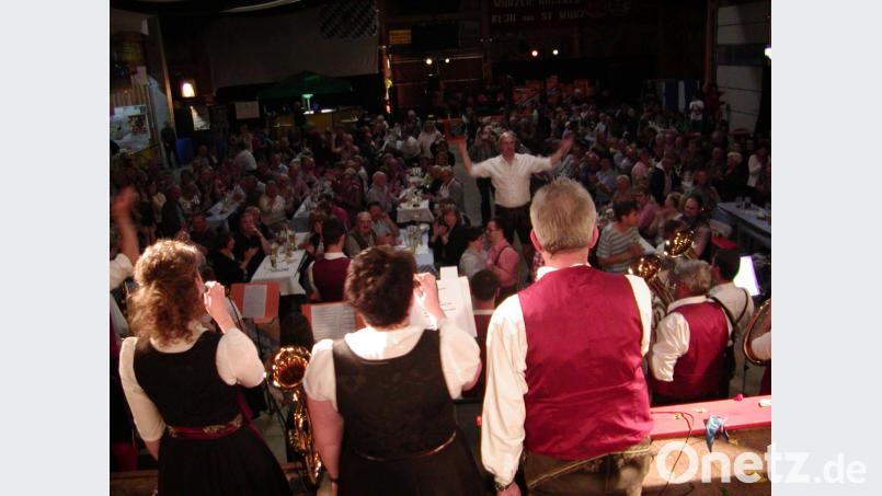 Proppenvoll ist die Wurzer O&#039;Schnitt-Halle beim Böhmischen Abend Bild: tok
