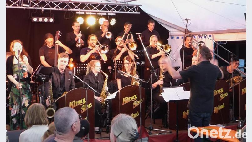 Markus König dirigiert seine „King-Size Big-Band“ Bild: fsb