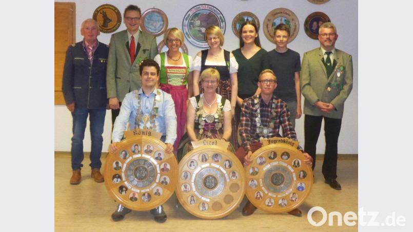 Den neuen Regenten (vorne, von links), Schützenkönig Christian Schwarz, Liesl Ingrid Singer und Jugendkönig Andreas Schwarz. Ihnen gratulierten (hinten von links) Gauschützenmeister Heinrich Fraunholz, Gerhard Singer, Susanne Reinwald, Tanja Singer, Filiz Türksever, Luca Püschl und Schützenmeister Christian Schörner. Bild: rst