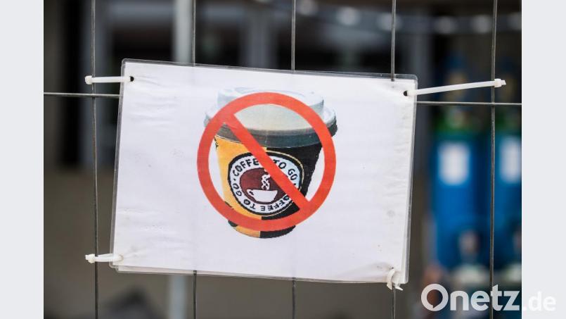 Die gängigen Kaffeebecher zum Mitnehmen bestehen nicht komplett aus Pappe, sondern zu fünf Prozent aus Kunststoff und sind deswegen kaum recycelbar. Bild: Andreas Arnold