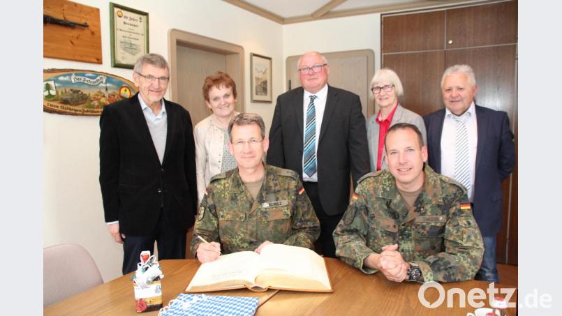 Mit einer Widmung trug sich der neue Brigadekommandeur der Panzerbrigade 12 Oberpfalz, Oberst Björn Schulz, in Begleitung des stellvertretenden Bataillonskommandeurs,
Oberstleutnant Michael Zweers ins Goldene Buch der Stadt ein und dankte für den herzlichen Empfang durch (von links) Fraktionssprecher Josef Lohrer, Stadträtin Barbara Ruhland, Bürgermeister Heinz Weigl, zweite Bürgermeisterin Christa Zapf und dritten Bürgermeister Peter Forster. Bild: frd Bild: frd