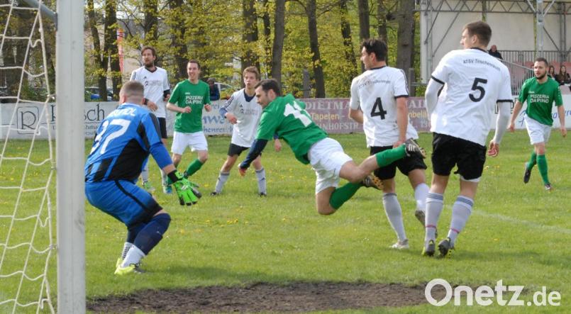 Der ATSV Tirschenreuth (weiße Trikots), Szene aus der Partie gegen die SG Griesbach/Großkonreuth (2:1), kämpft als Zweiter der Kreisklasse Stiftland um den Aufstieg in die Kreisliga. Bild: gb