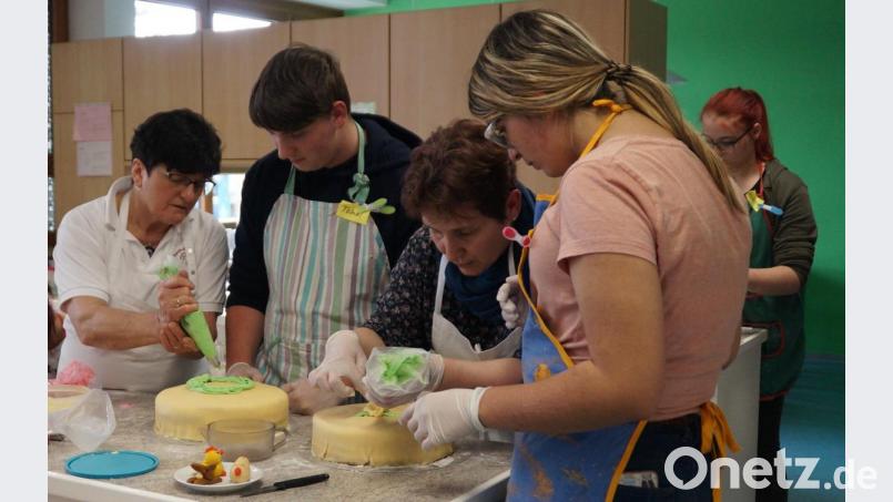 Wie sich verzierte Torten herstellen lassen, lernten die Jugendlichen der Mittelschule bei Fachfrau Maria Zapf (Mitte) und Lehrerin Gerlinde Lohrer (links). Bild: weu