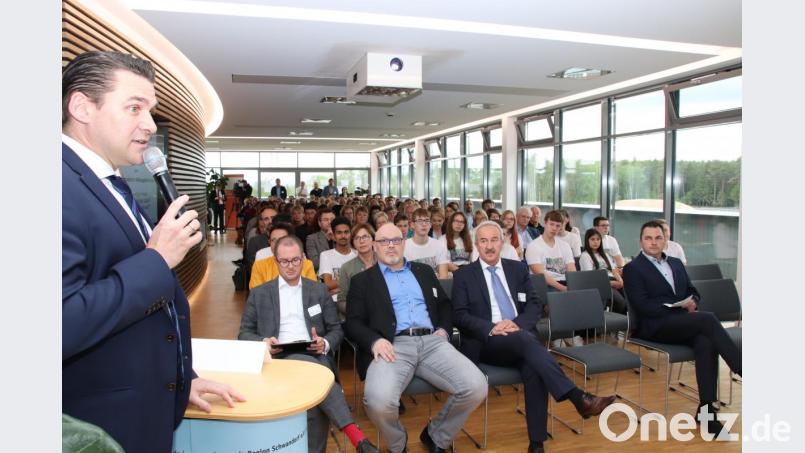 Landrat Thomas Ebeling eröffnete die vierte Bildungskonferenz der Lernenden Region, die bei der Firma Arges in Wackersdorf über die Bühne ging. Ihr Titel lautete "Im Neuland zu Hause - Wie sieht die digitale Zukunft für unseren Landkreis aus?". Bild: Thomas Dobler