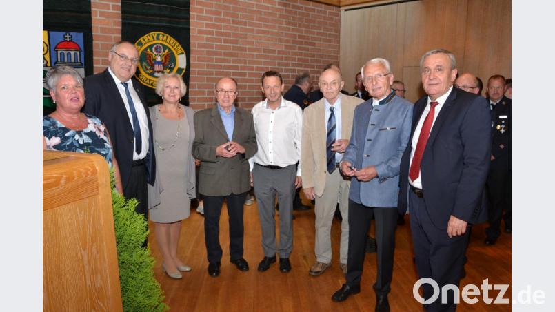 Die ersten Empfänger der goldenen Ehrenamtskarte sind Hans Hiermaier, Sepp Melch und Ludwig Hüttner (Zweiter, Dritter und Fünfter von rechts). Bild: hcz