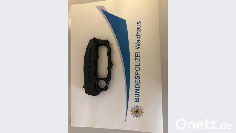 Auf den ersten Blick sieht die Waffe wie ein Schlagring aus. Bild: Bundespolizei Waidhaus/exb
