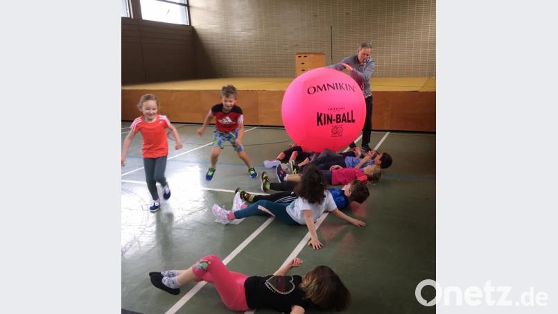 Mit vollen Körpereinsatz und Eifer sind die Grundschüler dabei, als sie zum ersten mal Kin-Ball spielen. Der Spaß ist riesig. Bild: cro
