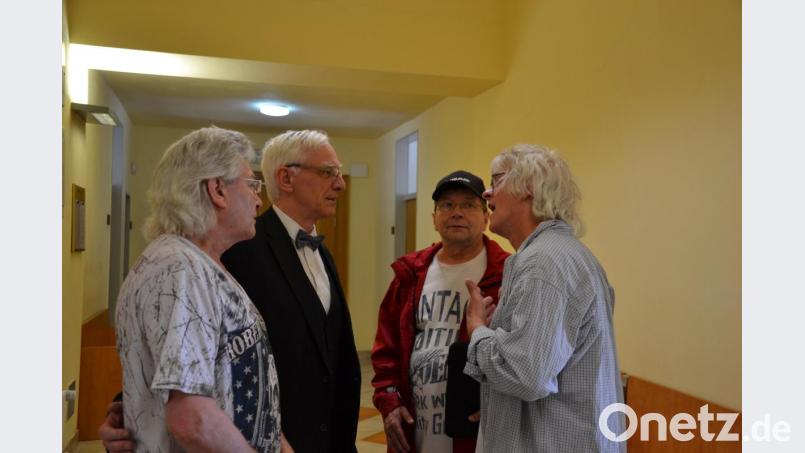 Anwalt Lubomir Müller (Zweiter von links) mit seinen Mandanten. Der Prager Jurist vertritt inzwischen 45 DDR-Flüchtlinge, die eine Rehabilitation wünschen. Bild: ca