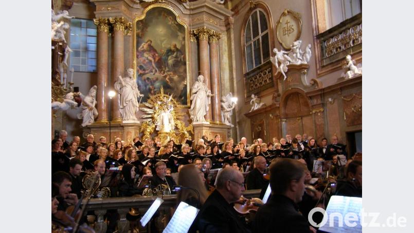 Die beiden Chöre aus Waldsassen und Blansko während des Konzerts in der barocken Klosterkirche in Vranov. Bild: Julia Sagstetter/exb
