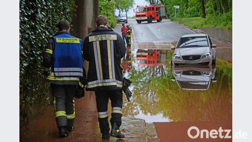 Ein 51-jähriger Rothenstädter hatte die Autofahrerin aus dem Wagen geholt, nachdem dieser im Hochwasser stecken geblieben war. Bild: Gabi Schönberger