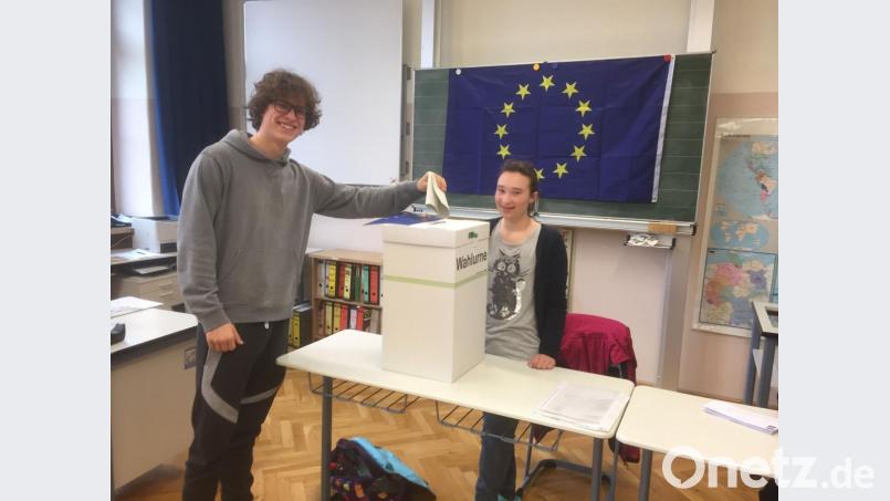 Schüler schreiten zur Wahl Bild:  Werner Auerbacher/exb