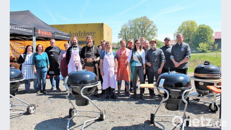 Zum Fischgrillkurs haben die Arge Fisch und Mitglieder der „Stiftlandgriller“ um Vorsitzenden Markus Brunner (Dritter von rechts) nach Haunritz eingeladen. Von den Ergebnissen ist auch die Oberpfälzer Teichnixe Sophie Bächer (Sechste von rechts) begeistert. Bild: stg
