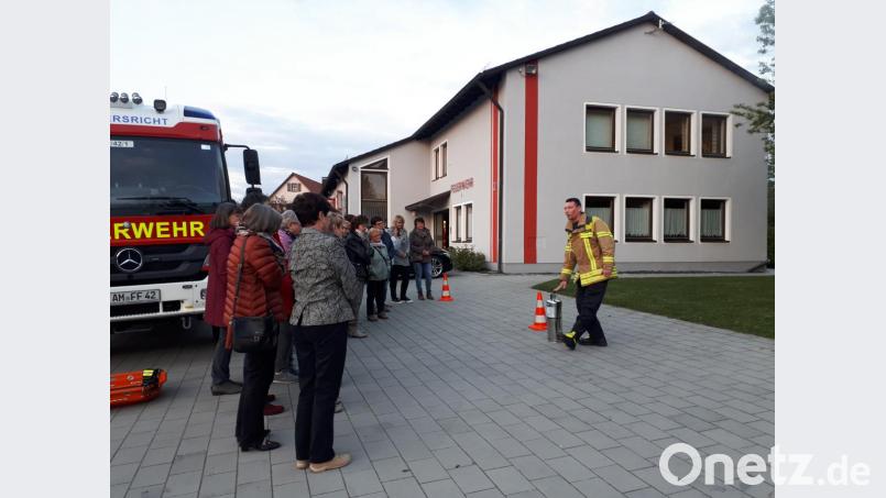 Gar nicht so schwer, einen Feuerlöscher zu bedienen: Christian Schafbauer, Kommandant der Ammersrichter Feuerwehr, zeigte den Unternehmerfrauen, wie’s geht. Bild: Falk, Sabine