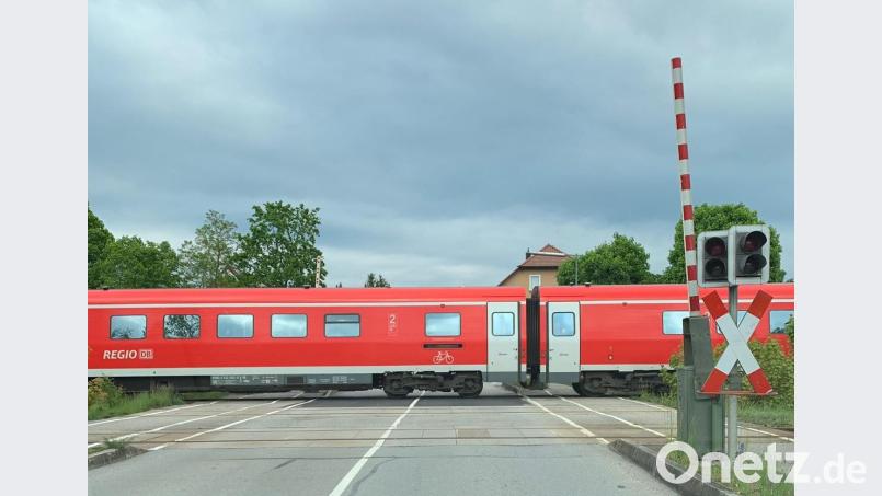 Die Schranke am Bahnübergang in Klardorf ist am Mittwoch, 22. Mai, 17.37 Uhr, offen, ein Zug fährt trotzdem durch. Bild: Dominik Schmid