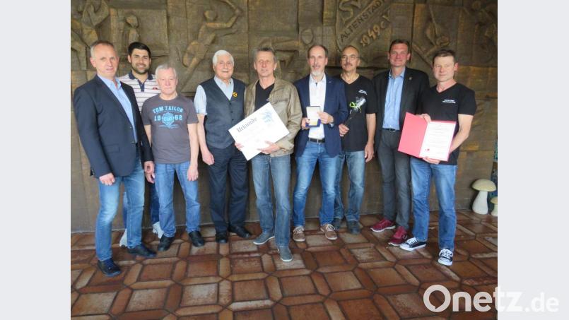 Auszeichnungen runden das Jubiläum ab. Von links: Prüfungsreferent Helmut Körber, Daniel Wokensky (SV Altenstadt), Horst Tippelt, Dieter Baller, Achim Völkl, Robert Lehner, Bürgermeister Ernst Schicketanz und Dittmar Weineck. Bild: adj