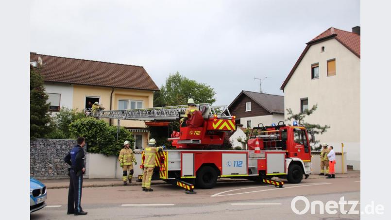 Es muss nicht immer hoch hinaus sein, wenn die Drehleiter der Schwandorfer Feuerwehr zum Einsatz kommt – manchmal reicht auch der erste Stock eines Wohnhauses, wie in diesem Fall der Bergung einer kranken Frau am Mittwoch. Bild: Thomas Dobler