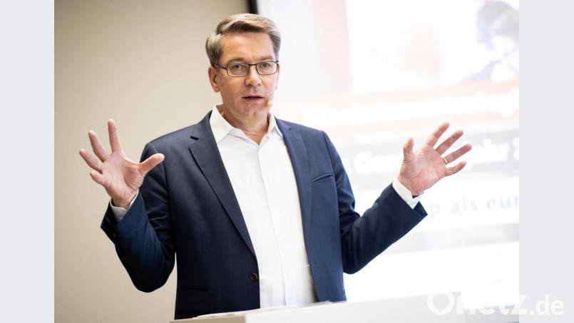 Der Vorstand der Otto Group, Alexander Birken, kritisierte bei der Jahres-Pressekonferenz die Steuervorteile, die der amerikanische Konkurrent Amazon in Europa genießt. Bild: Felix König/dpa