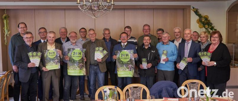 Hinter der Veranstaltung &quot;24 Stunden Steinwald erleben&quot; stehen die Bürgermeister der 16 Mitgliedskommunen der Steinwald-Allianz mit Vorsitzendem Hans Donko (10. von links). Bild: njn