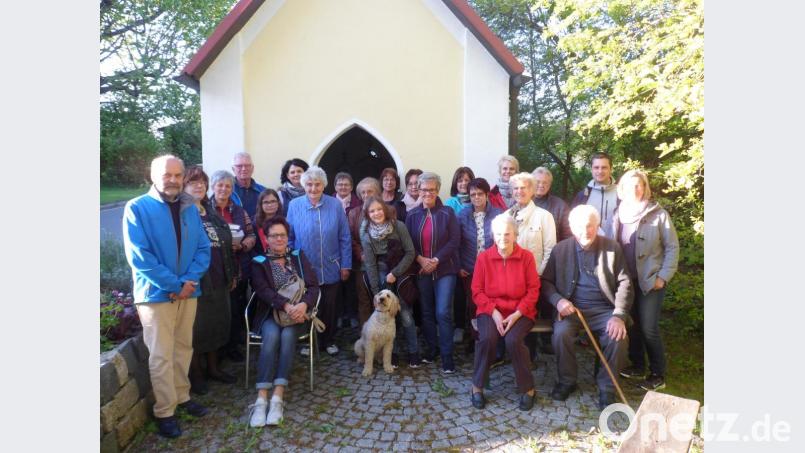 Bild zeigt die zahlreichen Teilnehmer an der Maiandacht der Frauen-Union in Hermannsreuth, unter anderem mit der Vorsitzenden Petra Becher (sitzend vorne links) und dem CSU-Ortsvorsitzenden Wolfgang Söllner (hi.2.v.re.) Bild: soj