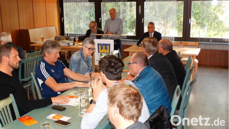 Franz Stahl (Podium, rechts), Werner Gleißner (stehend) und Vinzenz Rahn (Zweiter von links) bei der Vereinsvertreterversammlung im Blauen Zimmer des Kettelerhauses. Bild: Stadt Tirschenreuth