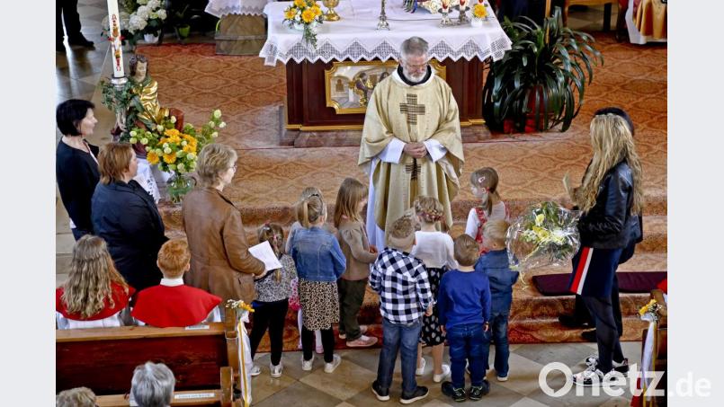Kindergartenkinder gratulierten Pater Robert Schmidbauer mit einem Gedicht zum 50-jährigen Priesterjubiläum. Bild: gri