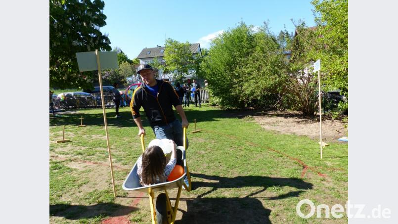 So mancher Vater kam beim Eltern-Kind-Schukarrenrennen ins Schwitzen. Bild: sl
