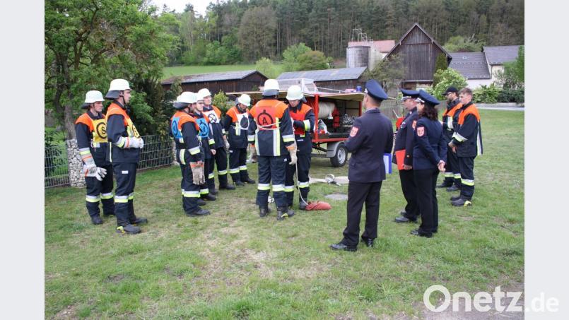 Ein fest gezurrter Knoten kann im Ernstfall lebensrettend sein: Deshalb müssen die Feuerwehrleute auch ihre Fertigkeit im Knüpfen von Rettungsknoten &quot;am Mann&quot; beweisen. Bild: bjp Bild: bjp