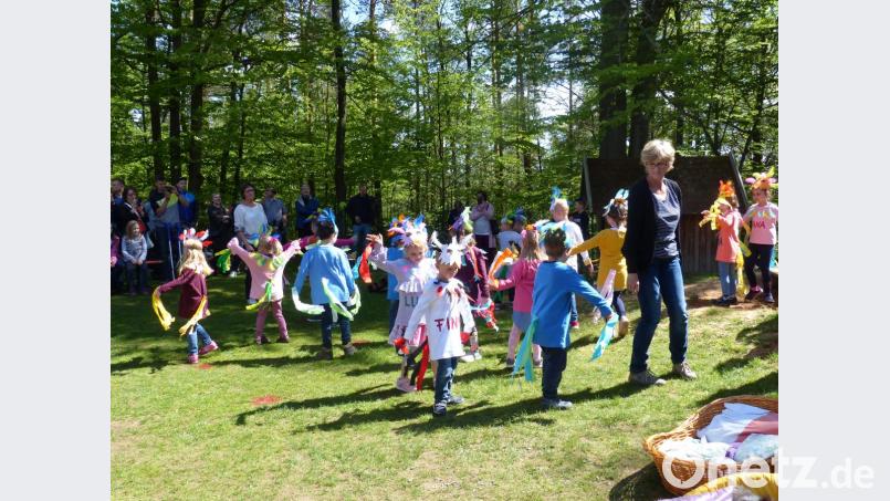„Ein Vogel wollte Hochzeit machen“ dazu sangen und tanzten die Kleinen beim Fest Bild: sl