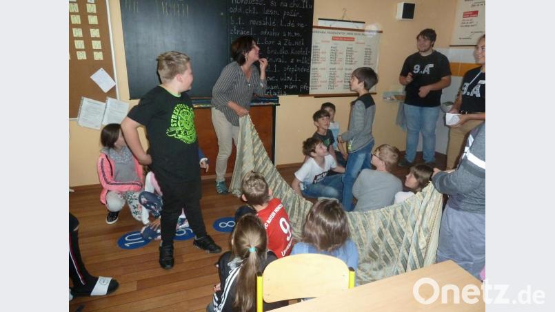 Wenn Völkerverständigung Spaß macht: Bei einem Spieletag an der Schule in Štěnovice fügten die Grundschüler aus Tiefenbach der Partnerschaft ein weiteres Kapitel an. Bild: nis