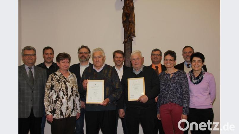 Für langjährige Treue ehrten Vorsitzender Manfred Schlosser (Vierter rechts) und sein Stellvertreter Volker Richter (Zweiter von links) Johannes Igl, Irmgard Schlagenhaufer, Markus Nagler, Karl Niebler, Stefan Reindl, Josef Hirsch, Monika Nagler-Dölschner und Ingrid Weiß (von links). Bild: ads