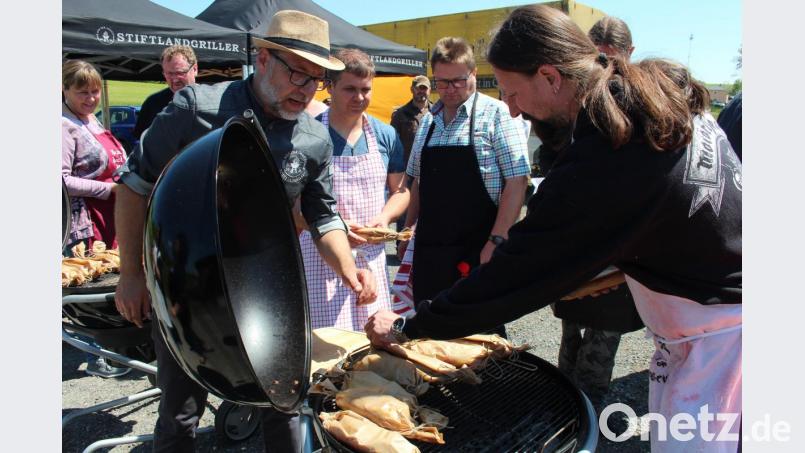 Stiftlandgriller-Vorsitzender Markus Brunner (mit Hut) erläutert die Handhabung des Grills, um die gewünschten kulinarischen Ergebnisse zu erzielen. Bild: stg